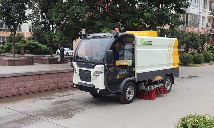 小型純電動洗掃車人行道輔道清掃作業
