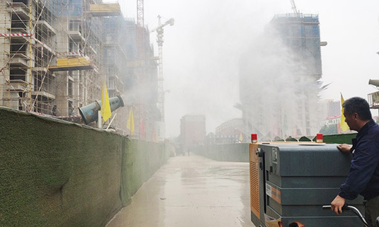 電動高壓沖洗車噴霧作業 百易長青高壓沖洗車的噴霧抑塵效果.jpg