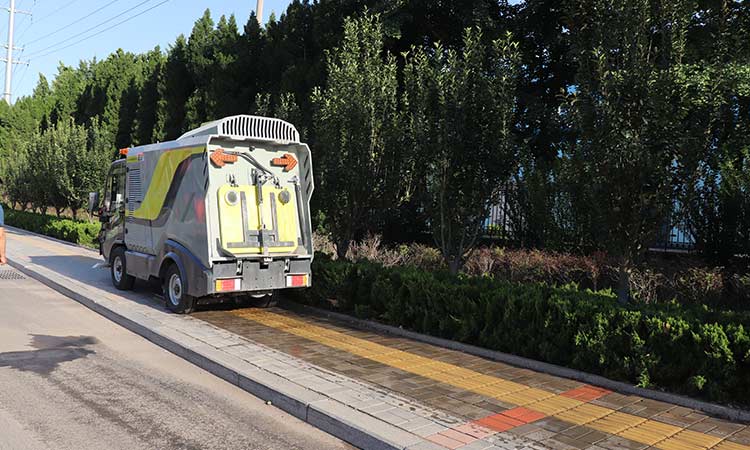 人行道深度清潔車工作中 純電動人行道深度清潔車