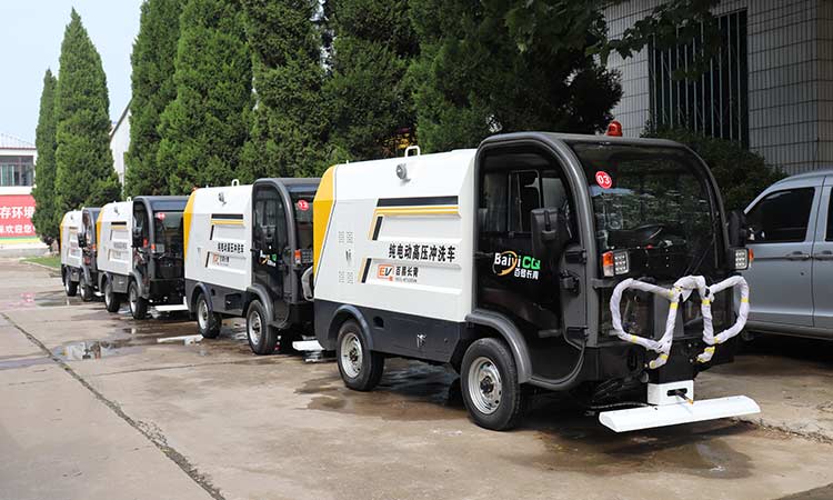 北京環(huán)衛(wèi)公司引進(jìn)四輪多功能高壓沖洗車(chē)，用于道路快速保潔