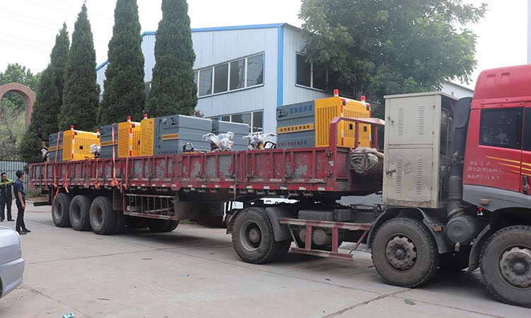 最近，深圳環衛公司引進多功能高壓沖洗車，用于環衛人行道快速沖洗和保潔