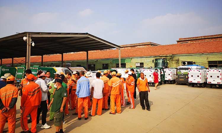 最近杭州環衛公司引進多功能高壓沖洗車交車培訓現場