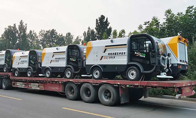 四輪高壓清洗車到達(dá)客戶制定地點(diǎn) 高壓清洗車