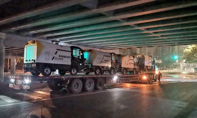 四輪多功能高壓清洗車到貨現(xiàn)場(chǎng) 高壓清洗車