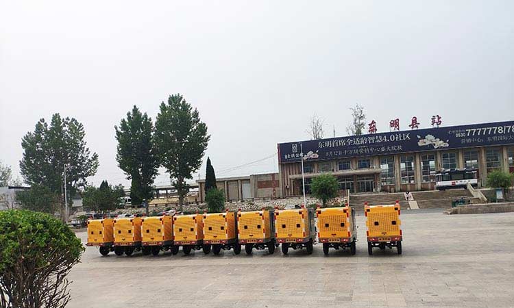 可上牌三輪高壓清洗車交車現(xiàn)場(chǎng) 學(xué)校三輪高壓清洗車