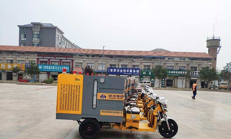 小型電動(dòng)高壓清洗車交車現(xiàn)場(chǎng) 工廠三輪高壓清洗車