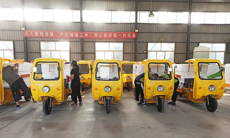 電動高壓清洗車準(zhǔn)備系統(tǒng)調(diào)試中 小區(qū)高壓沖洗車