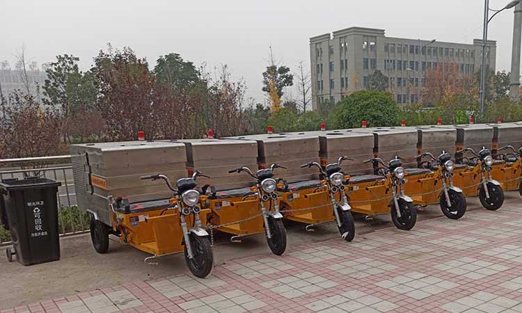 環衛公司定制電動三輪高壓清洗車交接現場