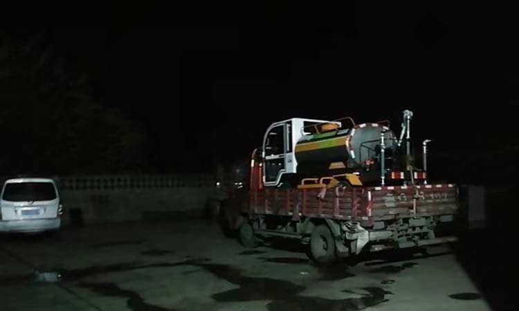 環(huán)衛(wèi)公司購(gòu)買的電動(dòng)四輪灑水車今夜發(fā)貨