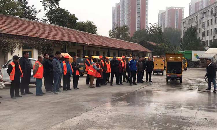 環衛公司購買小型高壓清洗車培訓現場