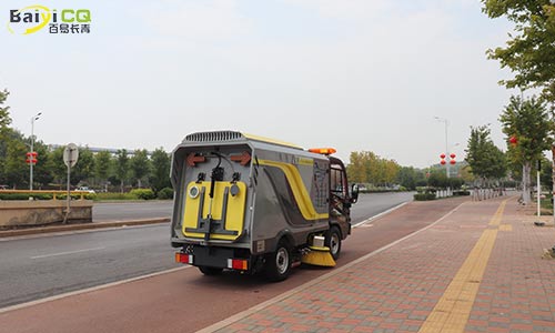 小型洗掃車清掃人行道，無揚塵優勢更明顯