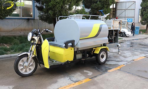 小型三輪灑水車，解決校園飛絮防疫問題