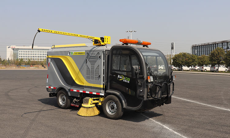 電動高壓洗掃車全新升級，解決路邊停車位清潔難題。