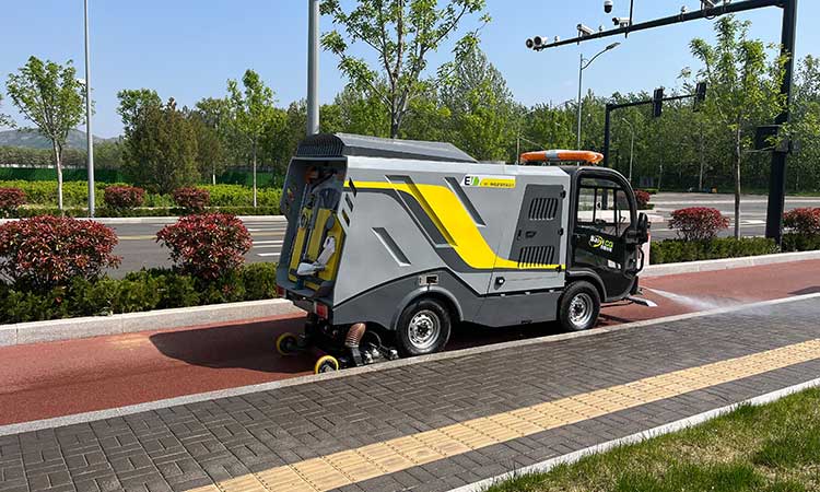 小型電動深度清潔車—還原路面地磚本色，席地而坐