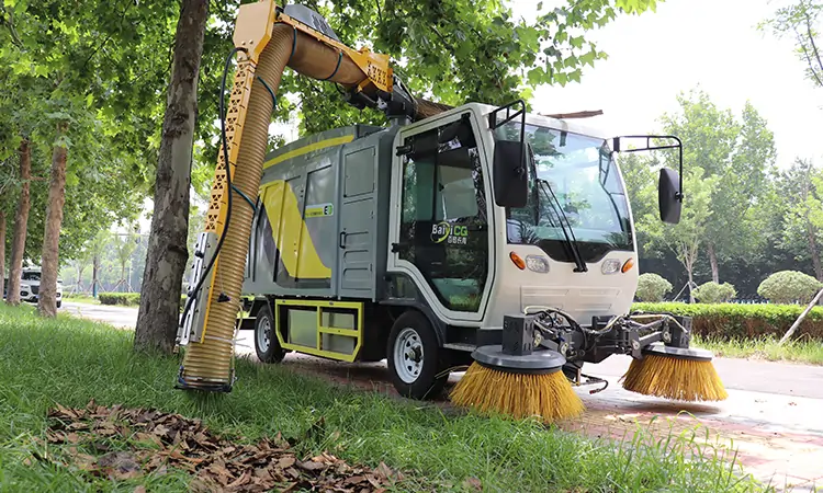 草坪上吸樹葉的機(jī)器
