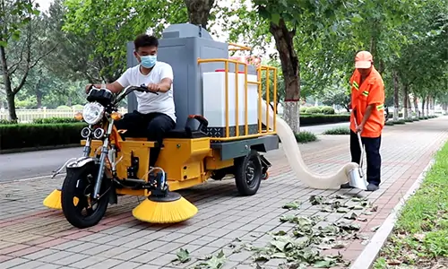 吸樹葉機器成堆，零散樹葉收集轉(zhuǎn)運