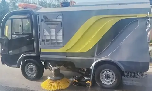 某環(huán)衛(wèi)公司引進(jìn)的電動(dòng)洗掃車(chē)道路洗掃作業(yè)
