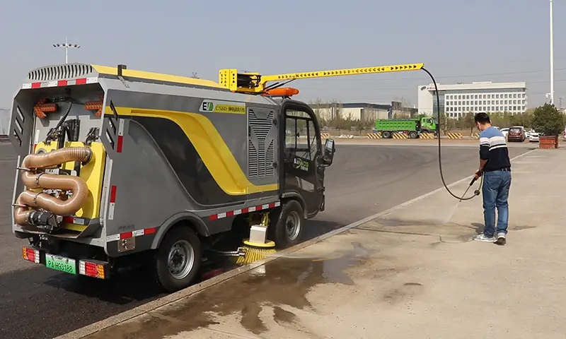 小型電動洗掃車--路邊停放車輛，底部垃圾清理有竅門！省時還省力！