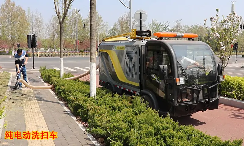 機場、學校、景區等路面清理效果一直不好？小型清潔設備廠家給您一個建議！