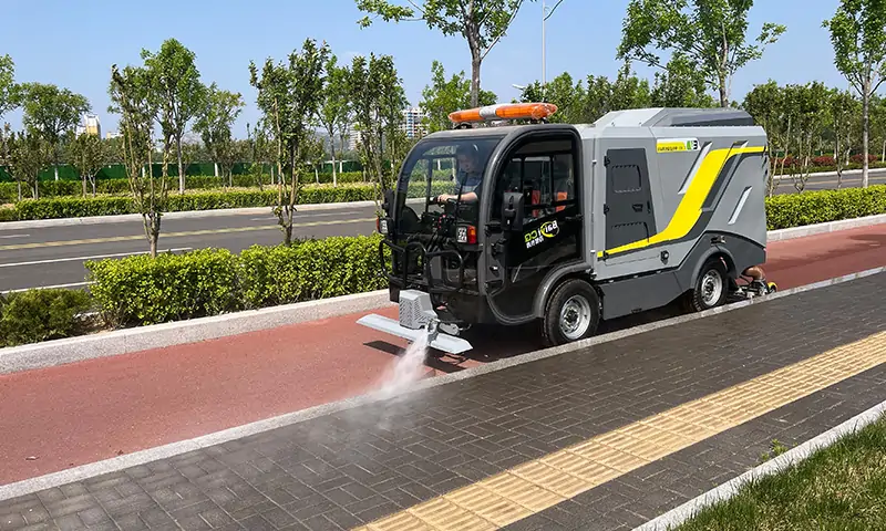 純電動小型深度清潔車-機場景區物業人行道、輔道等路段衛生治理，純電動，更環保！！！