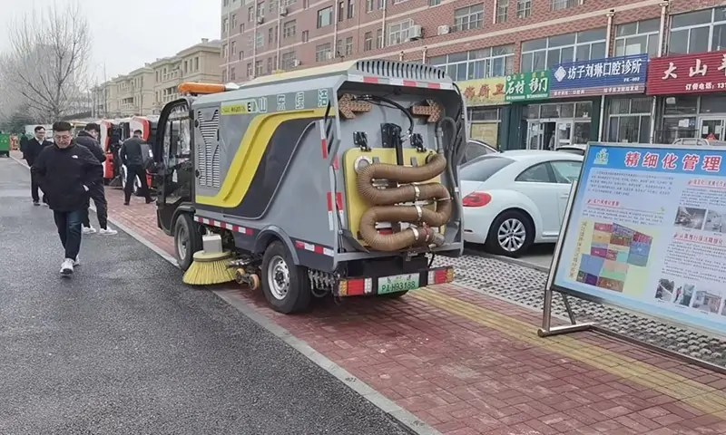 純電動洗掃車現場試車，人行道路面洗掃引起關注，行人連連夸贊！