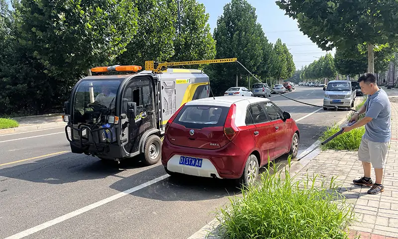 純電動洗掃車輔道人行道顯身手！狹窄道路洗掃，高壓沖洗人行道，車輛過后地面整潔又衛生！