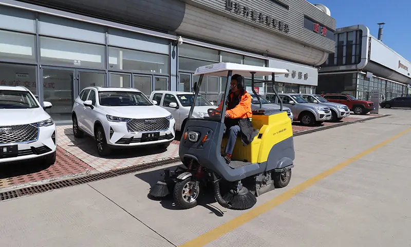 小型三輪駕駛式掃地車：高效清潔與環保共贏，純電動，更環保！