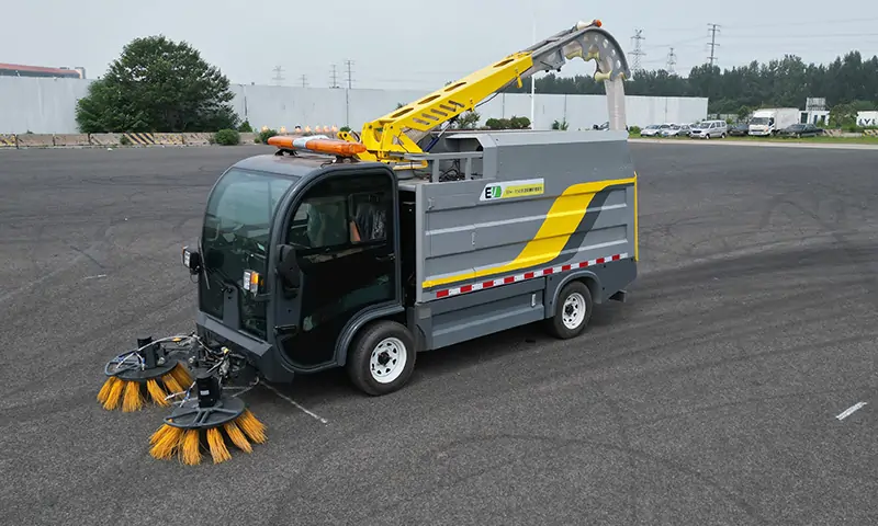 落葉不再煩惱——新能源樹葉收集車引領秋季環(huán)衛(wèi)新方式